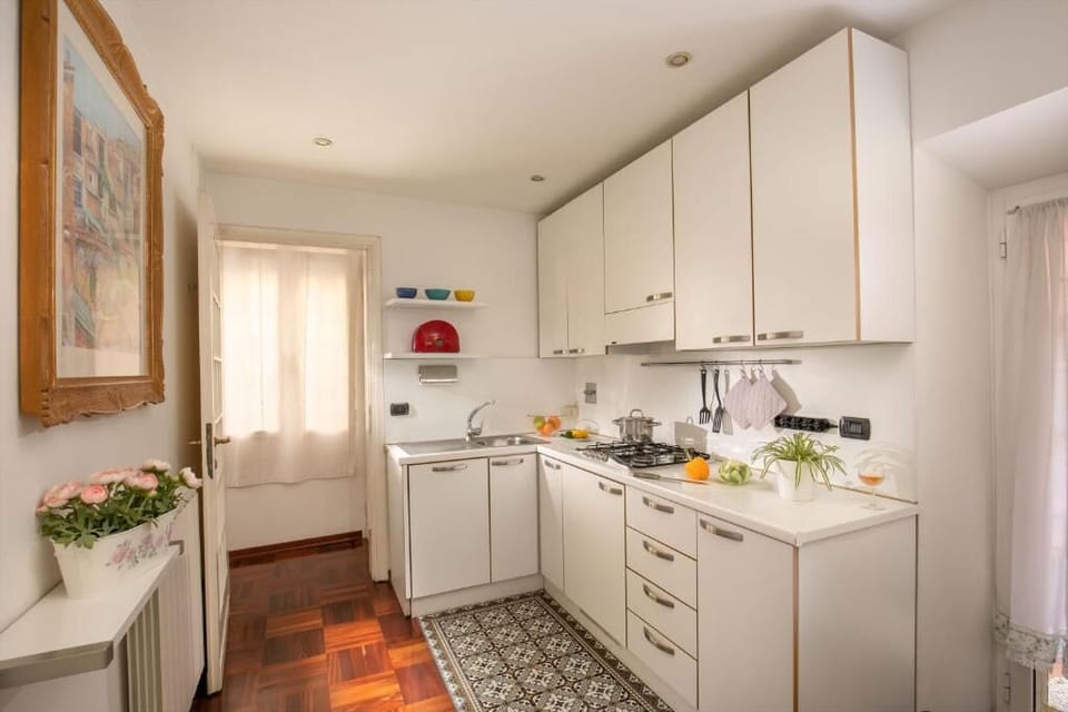 Deluxe Apartment, City View | Private kitchen | Mini-fridge, microwave, stovetop, dishwasher