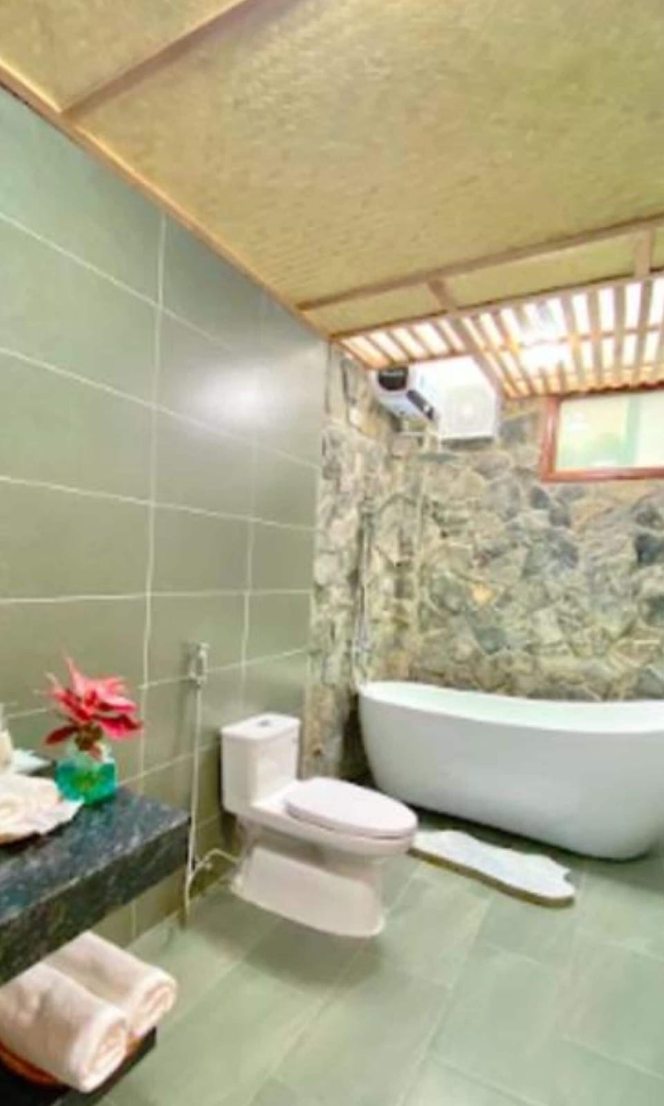 Family Room, Bathtub | Bathroom | Bathtub, free toiletries, hair dryer, slippers