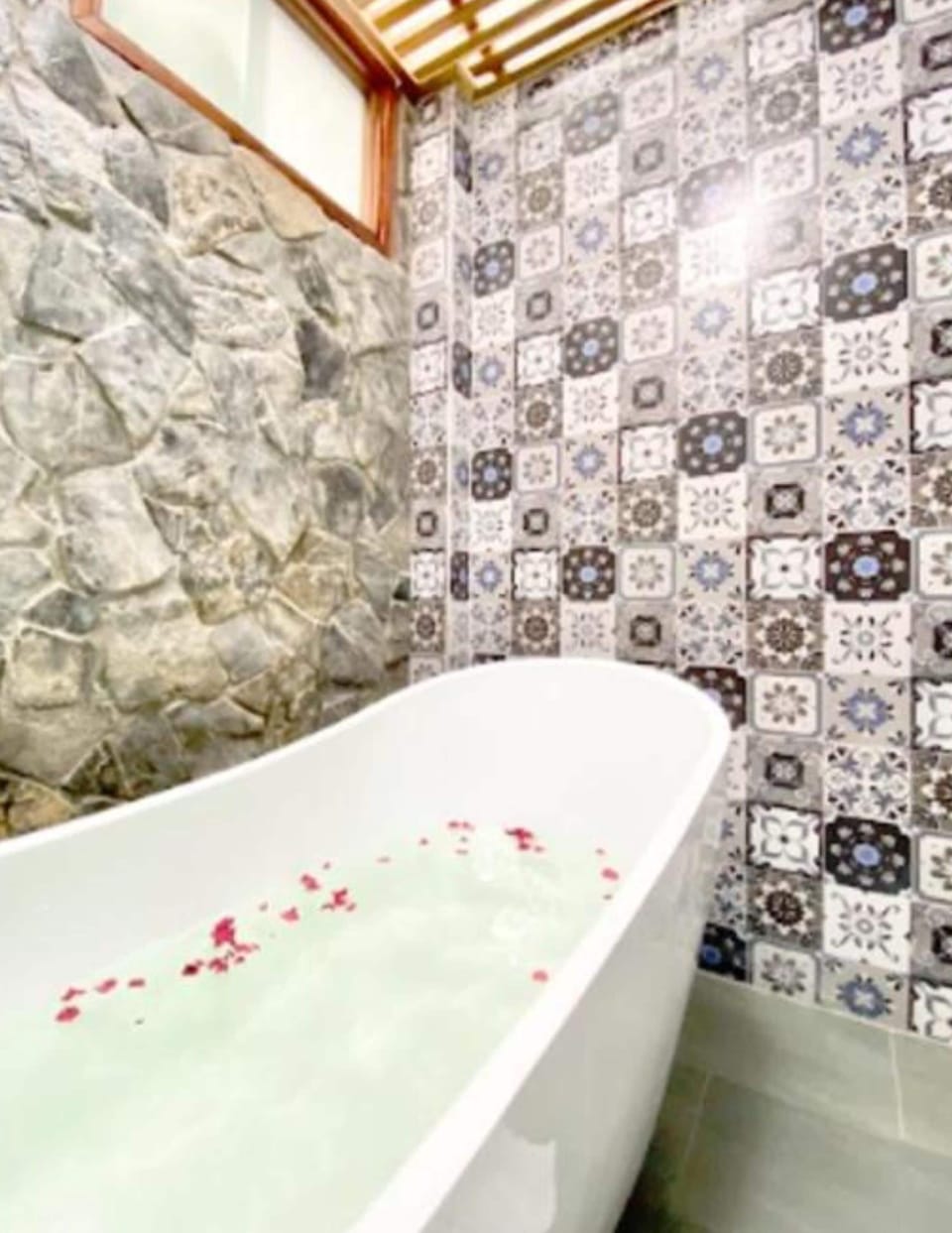 Family Room, Bathtub | Bathroom | Bathtub, free toiletries, hair dryer, slippers