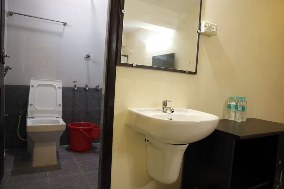 Family Room | Bathroom | Shower, rainfall showerhead, towels, soap