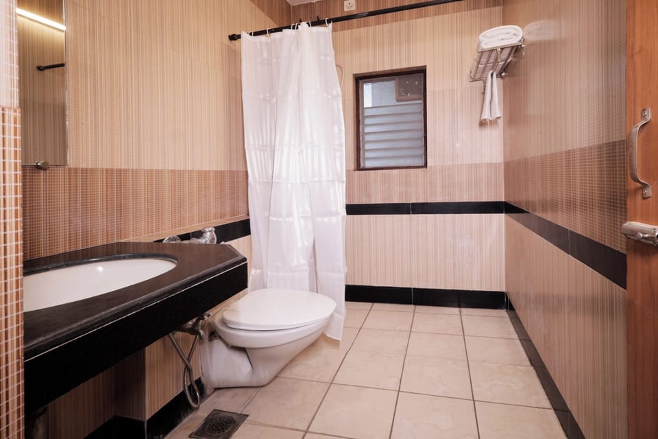 Deluxe Double or Twin Room, 1 Bedroom, City View | Bathroom | Free toiletries, towels, soap, shampoo