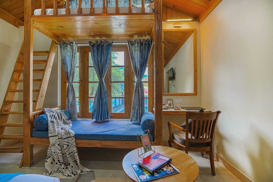 Family Room | Desk, soundproofing, free WiFi