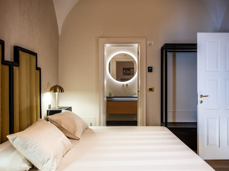Deluxe Double or Twin Room, Courtyard View (Velluto) | Minibar (free items), in-room safe, desk, laptop workspace