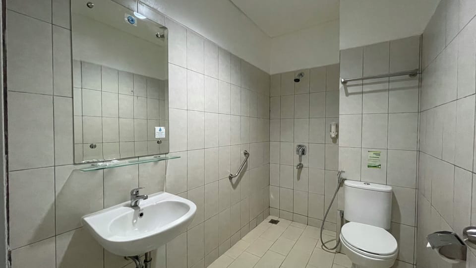 Shower, rainfall showerhead, free toiletries, bidet