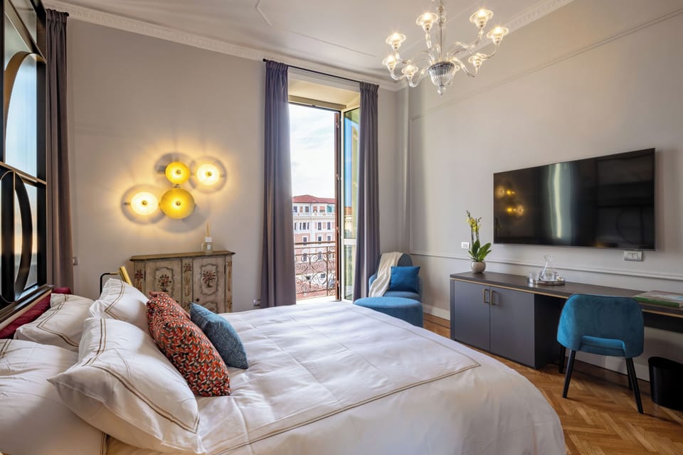 Junior Studio Suite, Balcony | In-room safe, blackout drapes, iron/ironing board