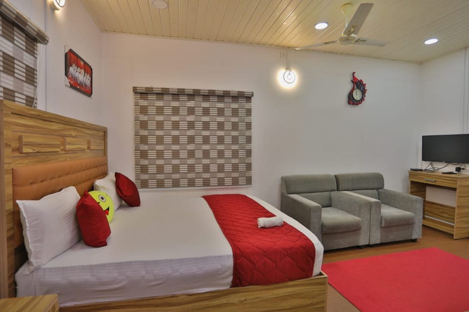 Desk, laptop workspace, iron/ironing board, free WiFi