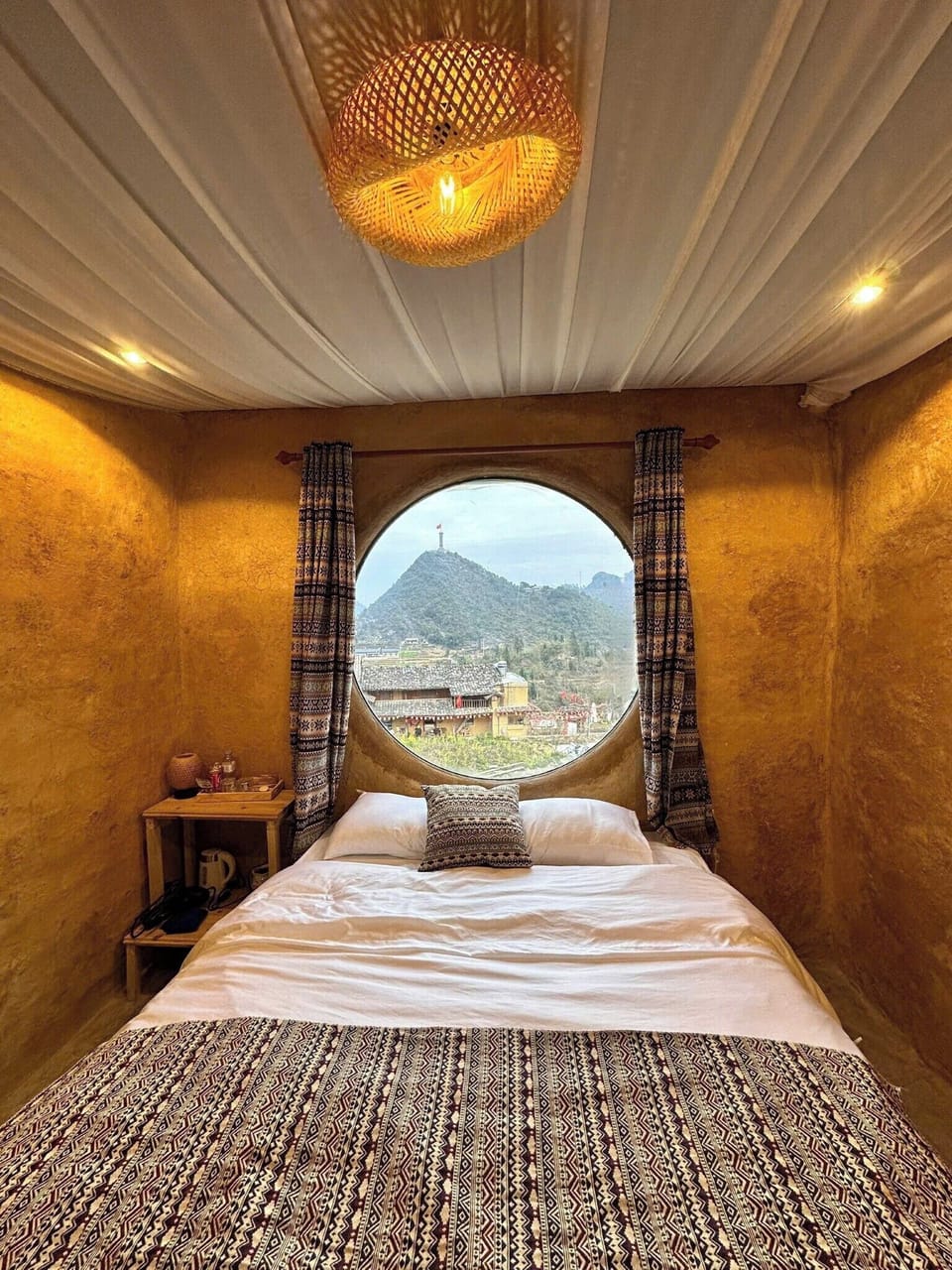 Double Room, Mountain View | Desk, WiFi (free), bed sheets