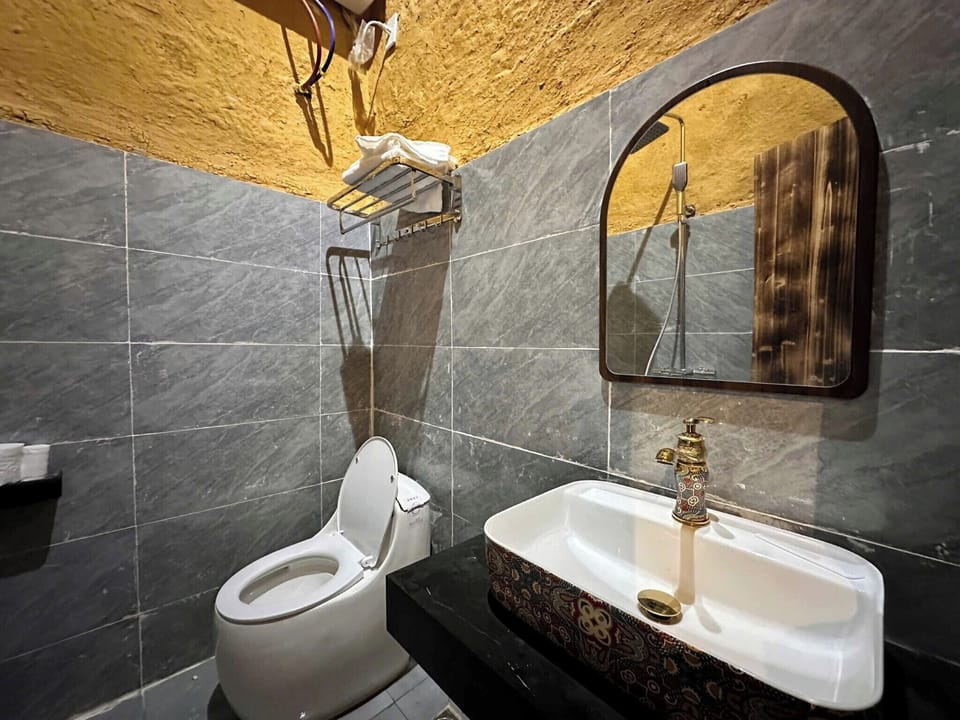Double Room, Mountain View | Bathroom | Shower, free toiletries, hair dryer, slippers
