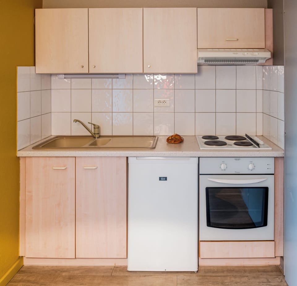 Family Suite | Private kitchen | Fridge, oven, stovetop, coffee/tea maker