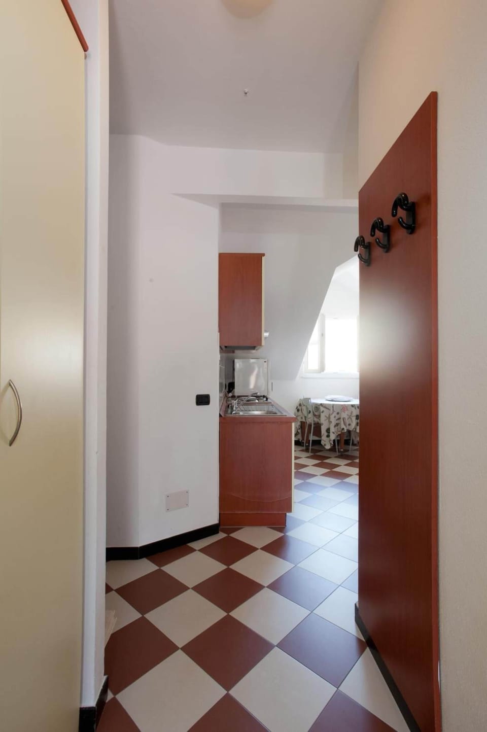 Full-size fridge, microwave, stovetop, coffee/tea maker