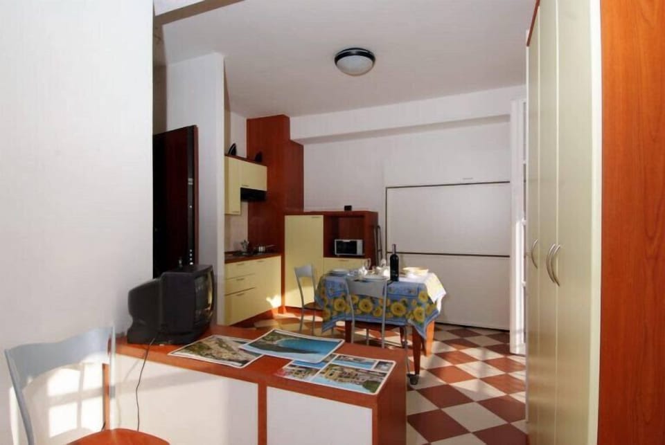 Full-size fridge, microwave, stovetop, coffee/tea maker