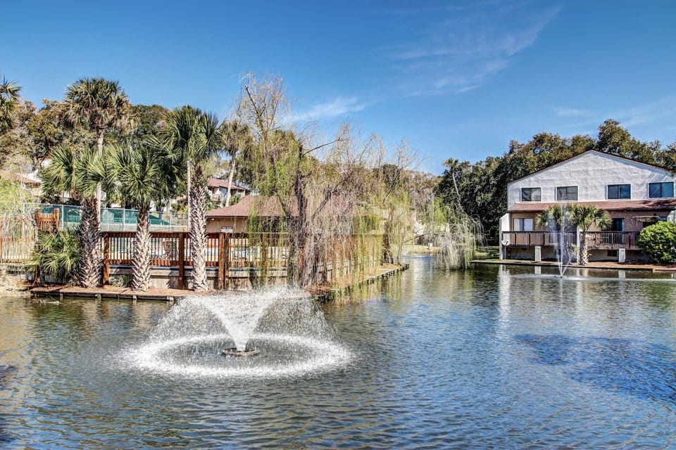 Condo, 2 Bedrooms | Property grounds