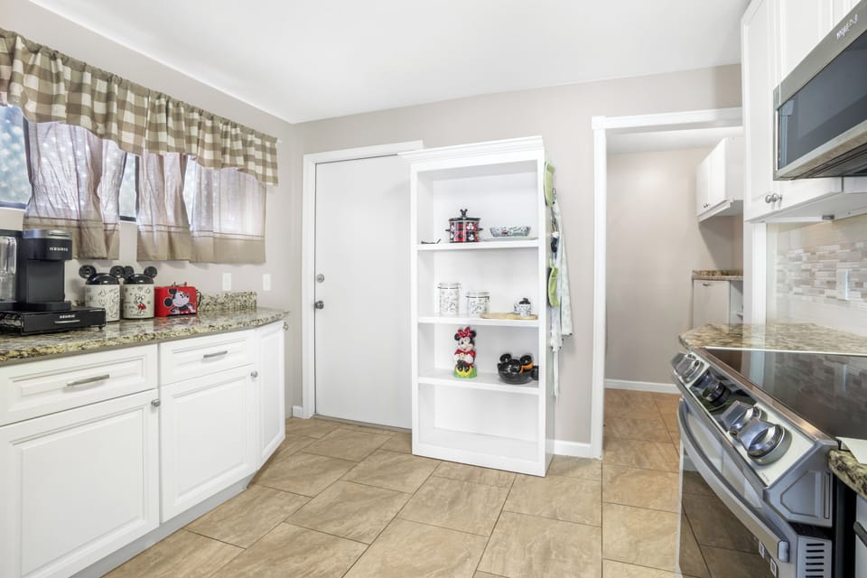 Signature Townhome, 4 Bedrooms, Non Smoking, Pets Allowed | Private kitchen | Microwave, oven, stovetop, coffee/tea maker