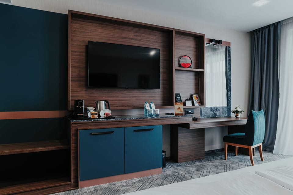Deluxe Double Room | In-room safe, desk, laptop workspace, soundproofing