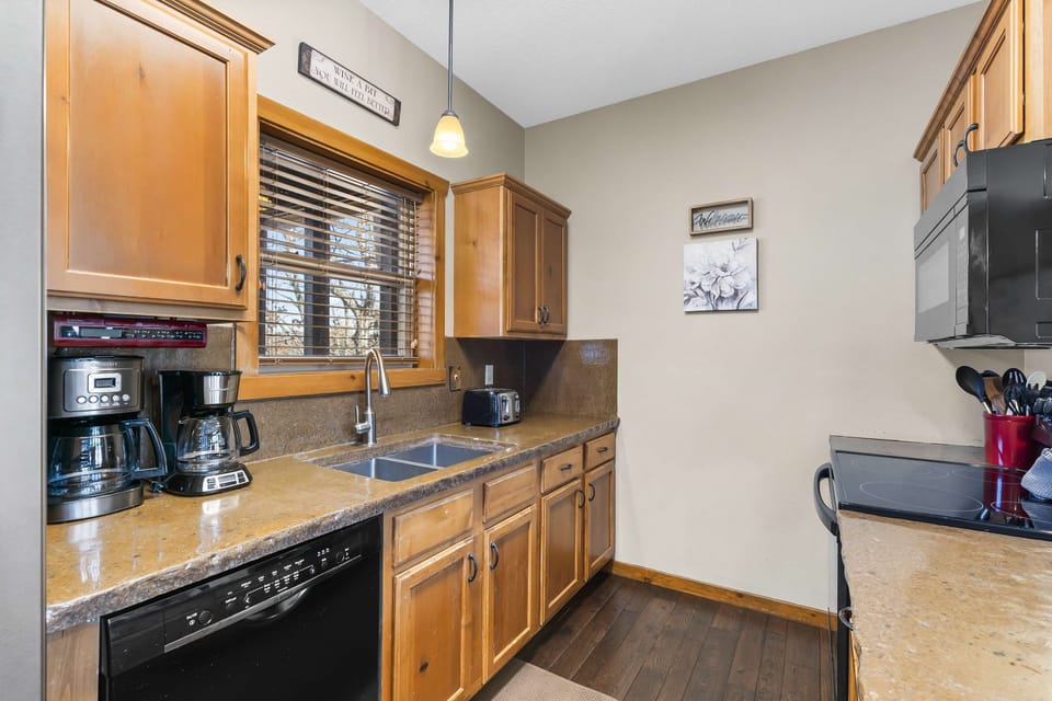 House, Multiple Beds, Balcony, Garden View (Serenity Oaks) | Private kitchen | Fridge, microwave, oven, stovetop