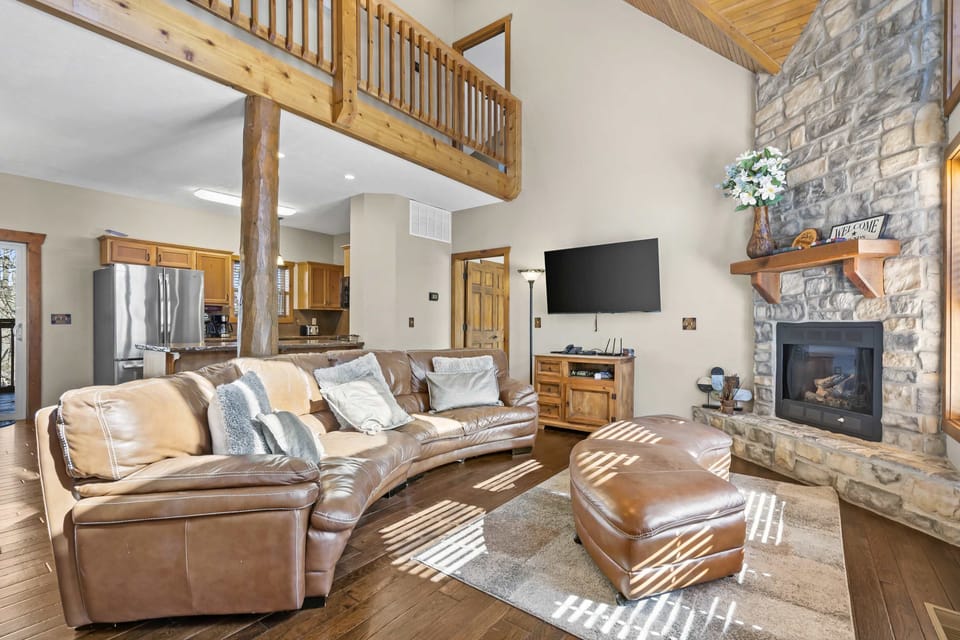 House, Multiple Beds, Balcony, Garden View (Serenity Oaks) | Living area | 42-inch flat-screen TV with digital channels, fireplace