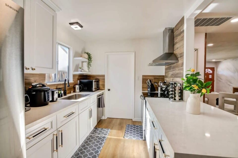 House (4 Bedrooms) | Private kitchen | Oven, espresso maker, coffee/tea maker, electric kettle