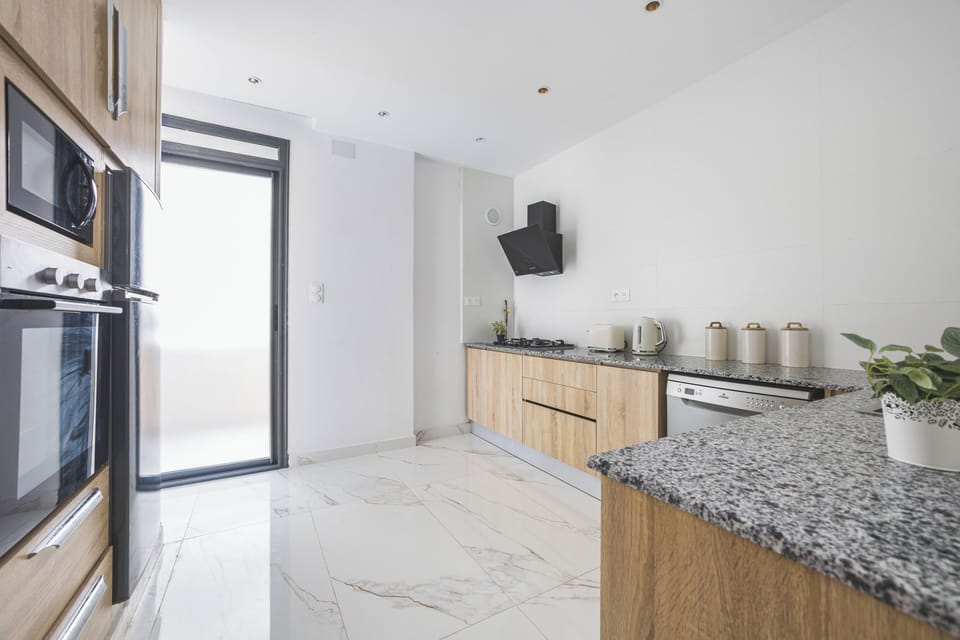 Basic Apartment | Private kitchen | Fridge, microwave, oven, stovetop