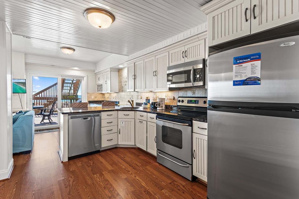 House, Multiple Beds (Green Reef #8- Beachy Keen) | Private kitchen