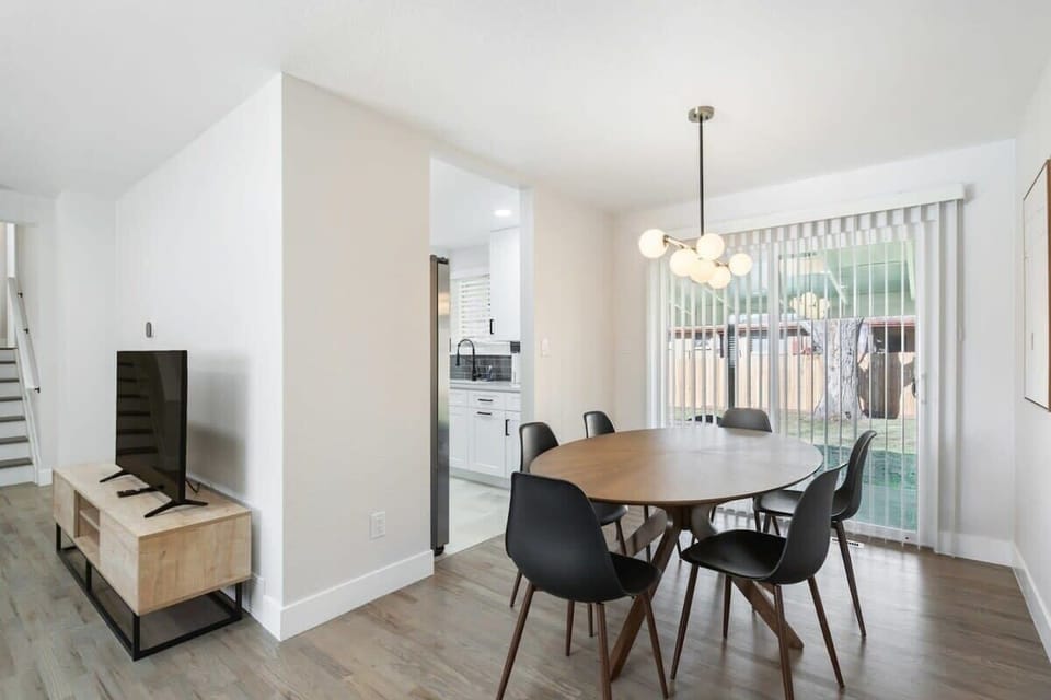 House, Garden View (4 Bedrooms) | In-room dining