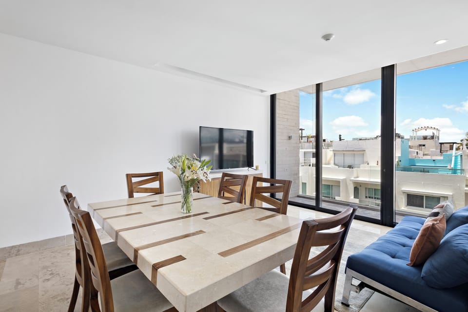 Deluxe Penthouse, Multiple Beds | Dining room