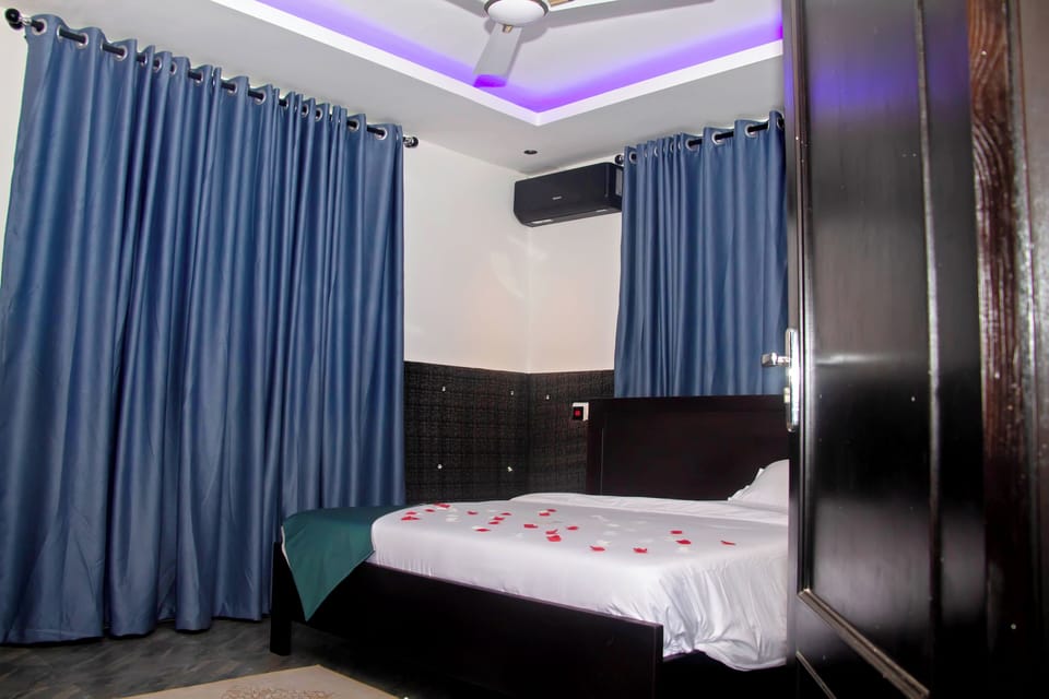 Deluxe Room, Balcony, Courtyard View | In-room safe, desk, laptop workspace, soundproofing