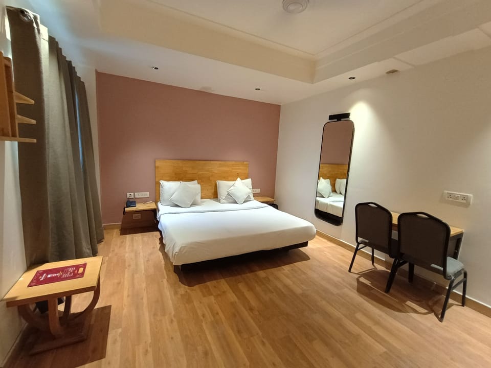 Luxury Room | Iron/ironing board, free WiFi