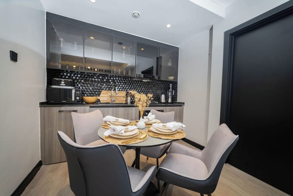 Deluxe Apartment, City View | In-room dining
