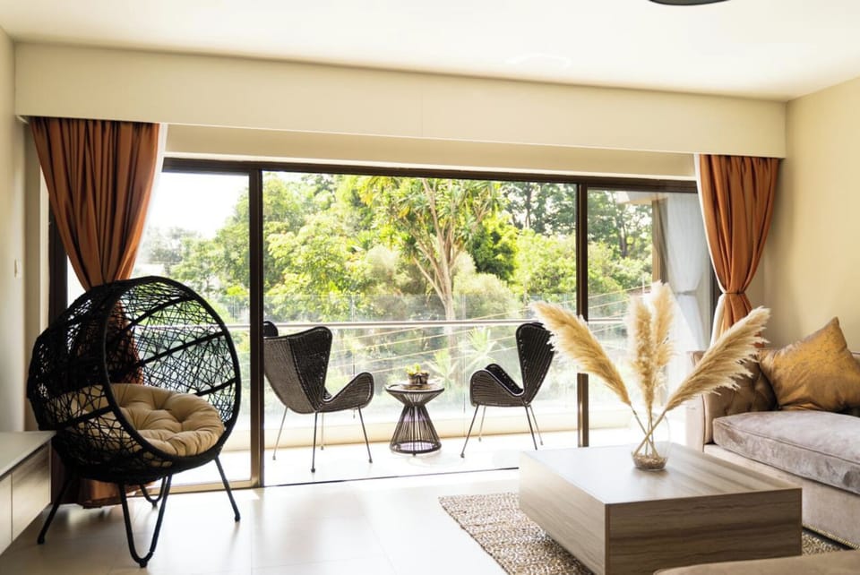 Deluxe Apartment, City View | Living area