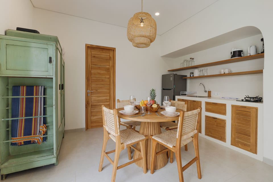 Deluxe Villa | Dining room