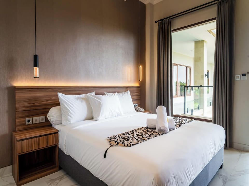 Deluxe Double Room, Balcony, City View | In-room safe, desk, laptop workspace, soundproofing