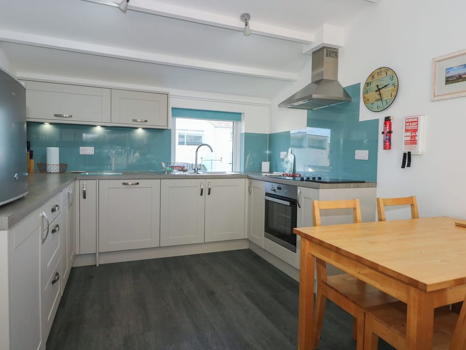 Fridge, microwave, dishwasher, cookware/dishes/utensils