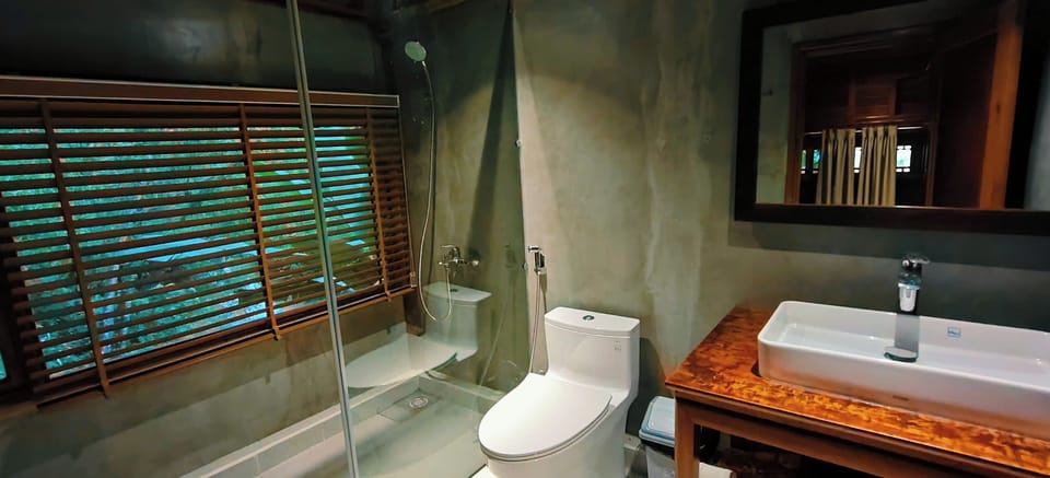 Classic Villa, 4 Bedrooms, Private Pool, Garden View | Bathroom | Shower, designer toiletries, hair dryer, slippers