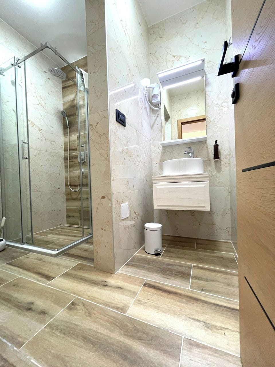 Comfort Triple Room | Bathroom | Shower, hair dryer, slippers, towels