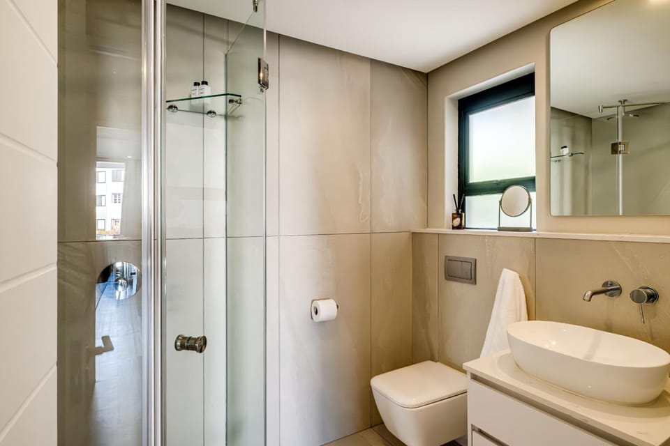 Modern Central Secure Cape Town 2bed Bantry Suite Apartment in Sea Point