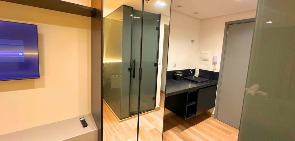 Suite | Bathroom | Shower, hair dryer, towels, soap