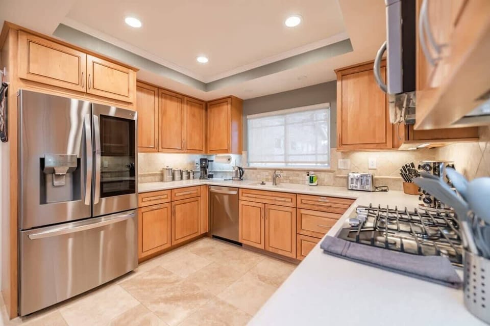 House (4 Bedrooms) | Private kitchen | Microwave, oven, coffee/tea maker, electric kettle