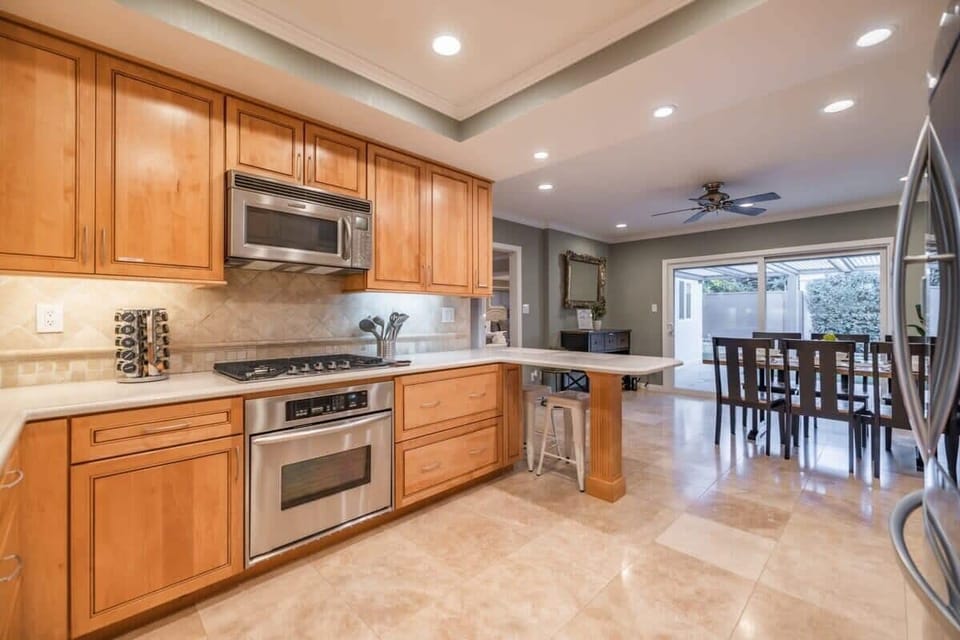 House (4 Bedrooms) | Private kitchen | Microwave, oven, coffee/tea maker, electric kettle