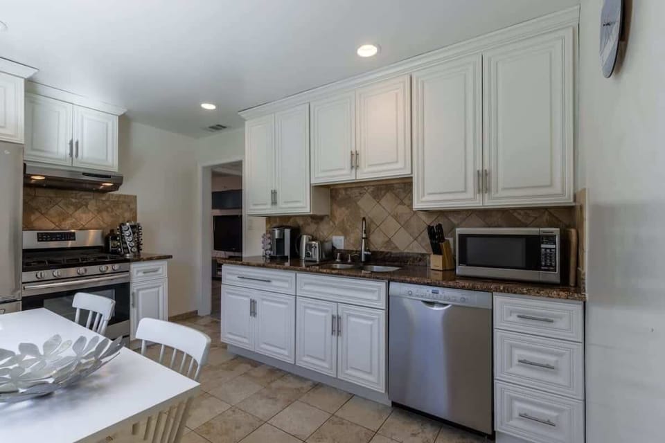 Comfort House (2 Bedrooms) | Private kitchen | Microwave, oven, coffee/tea maker, toaster