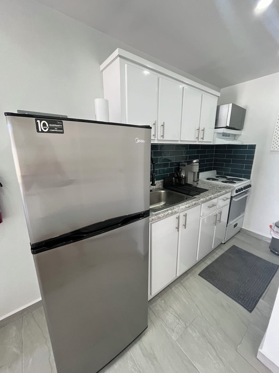 Comfort Apartment, Kitchen, Poolside | Private kitchen | Toaster