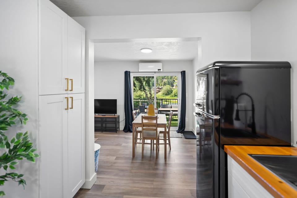 Comfort Suite, Private Bathroom, River View (Unit 7- Skutz) | Dining