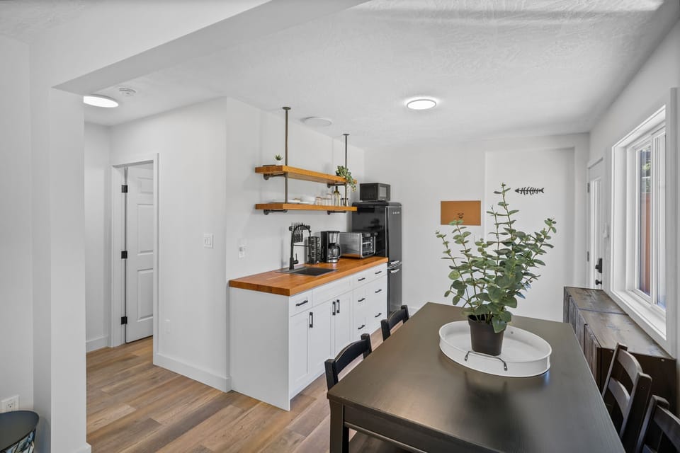 Comfort Suite, Private Bathroom, River View (Unit 5- Steelhead) | Dining