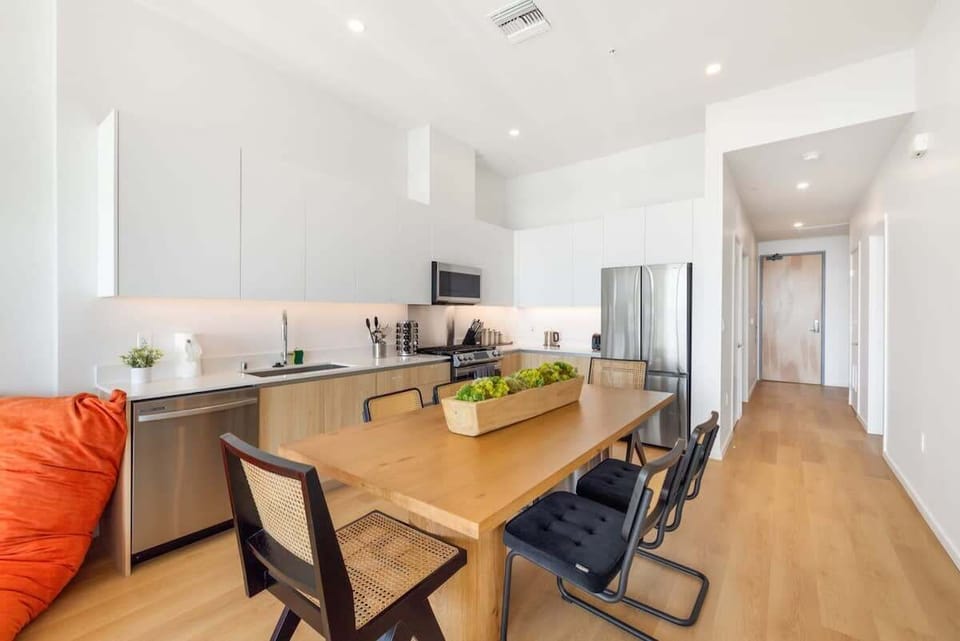 Grand Apartment, Ocean View, Beachside (2 Bedrooms) | In-room dining