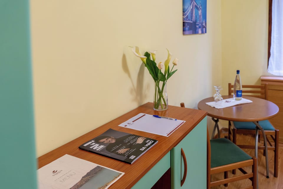 Classic Triple Room | Desk, WiFi (free), bed sheets