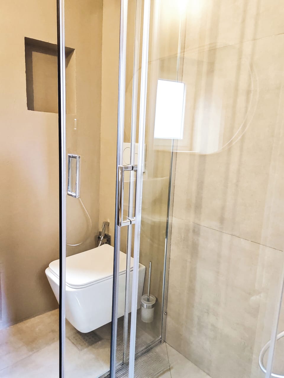Camera Lusso Yara | Bathroom | Shower, hair dryer, towels, toilet paper
