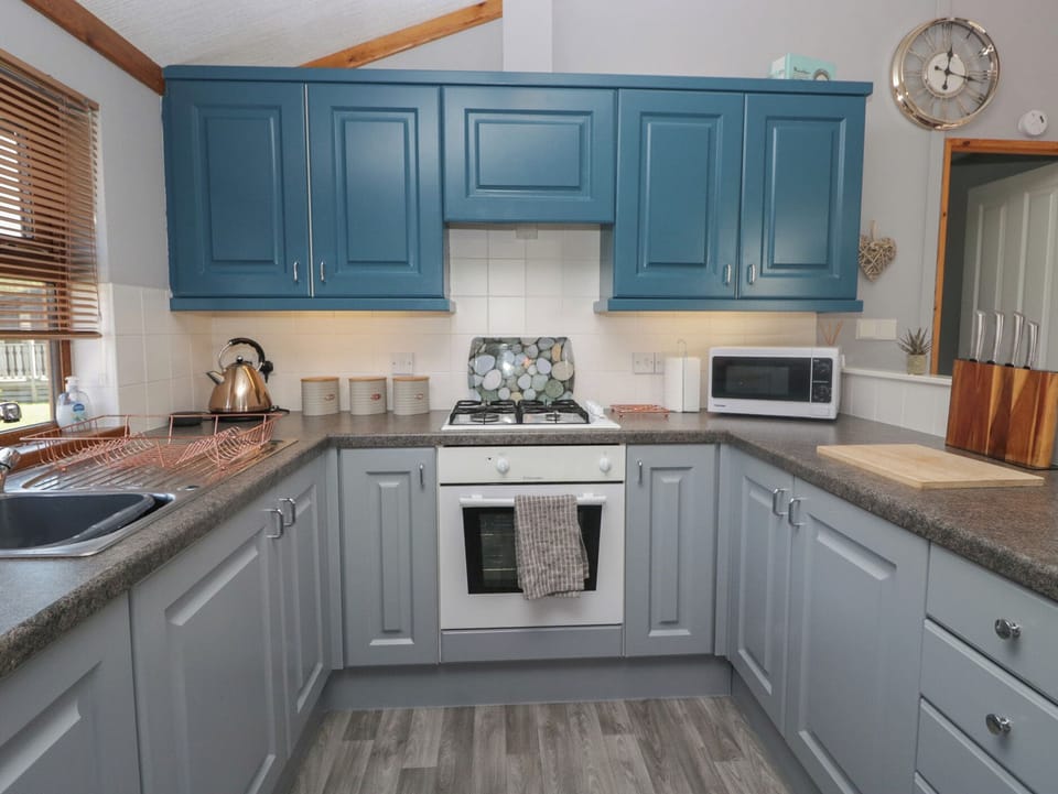 Cottage | Private kitchen | Fridge, microwave, dishwasher, cookware/dishes/utensils