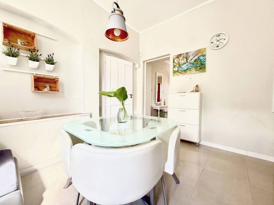 Apartment, 1 Bedroom, Smoking, Terrace | Dining room