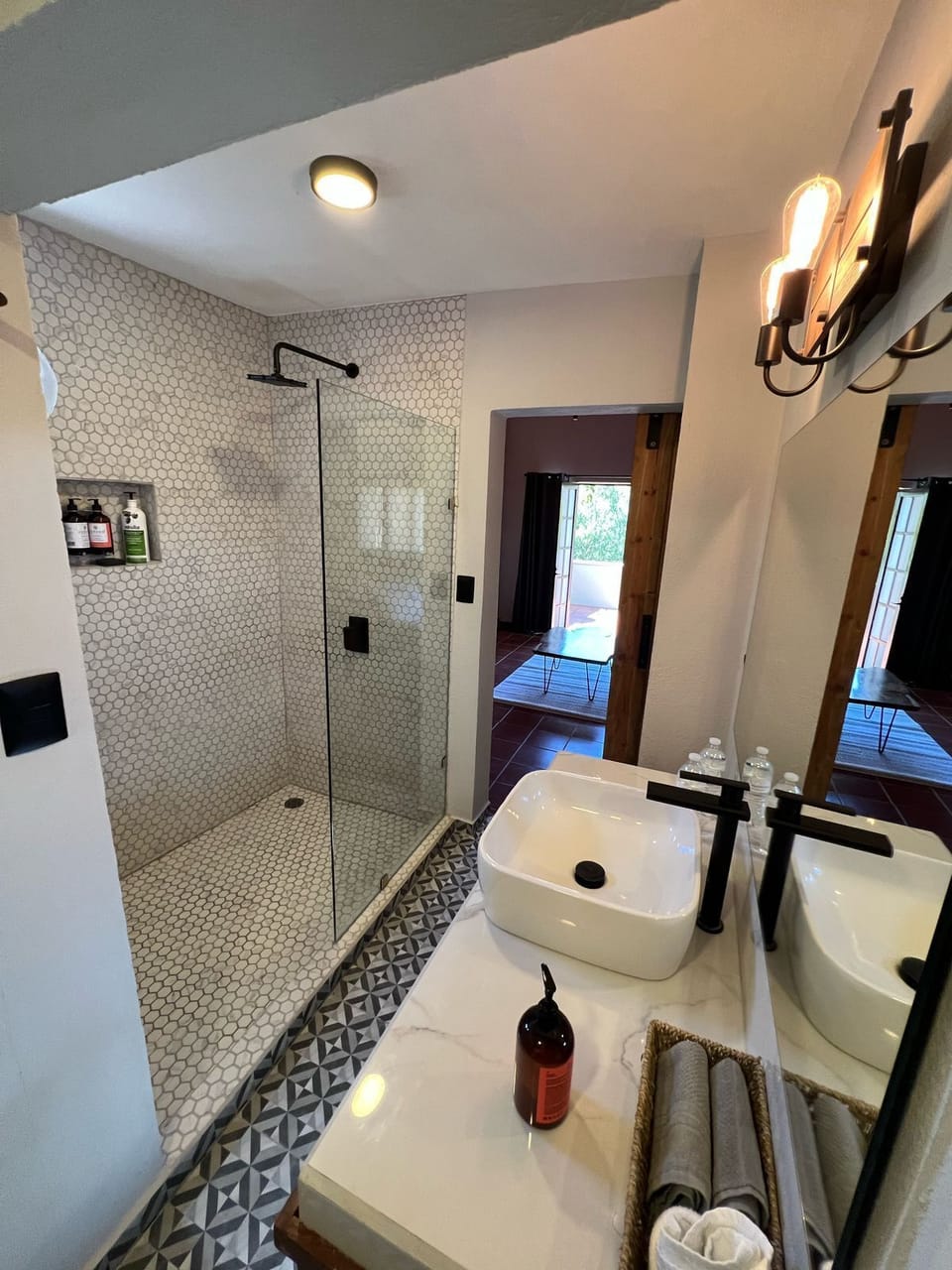 Gallery Room, 1 King Bed with Sofa bed, Air conditioning, City View | Bathroom