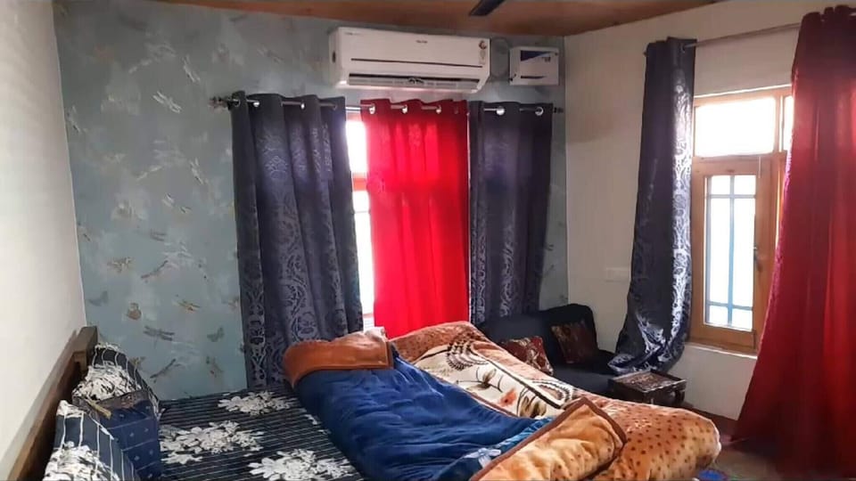 Room, 4 Bedrooms, Smoking, Balcony | 4 bedrooms