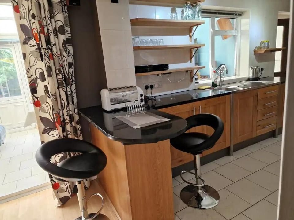House, 6 Bedrooms, Non Smoking | Private kitchen